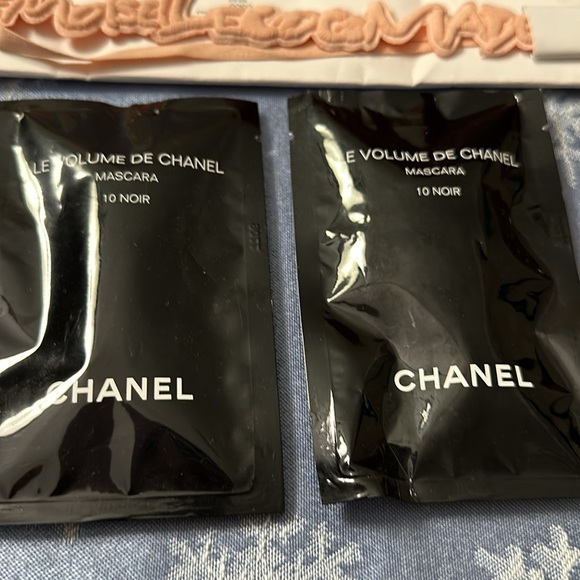 NEW Chanel Tweed Limited Edition Holiday red gold Beauty MakeUp Cosmetic Bag Red - Picture 7 of 11